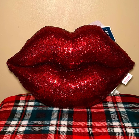 Lips 👄 pillow covered on both sides with RED sequins! By Isaac Mizrahi New York - Picture 2 of 5